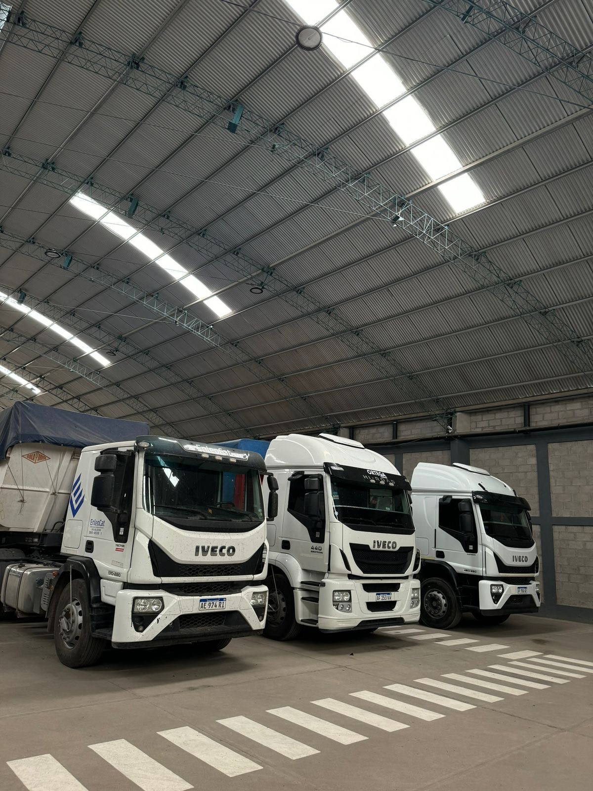 Flota de camiones Iveco en depósito