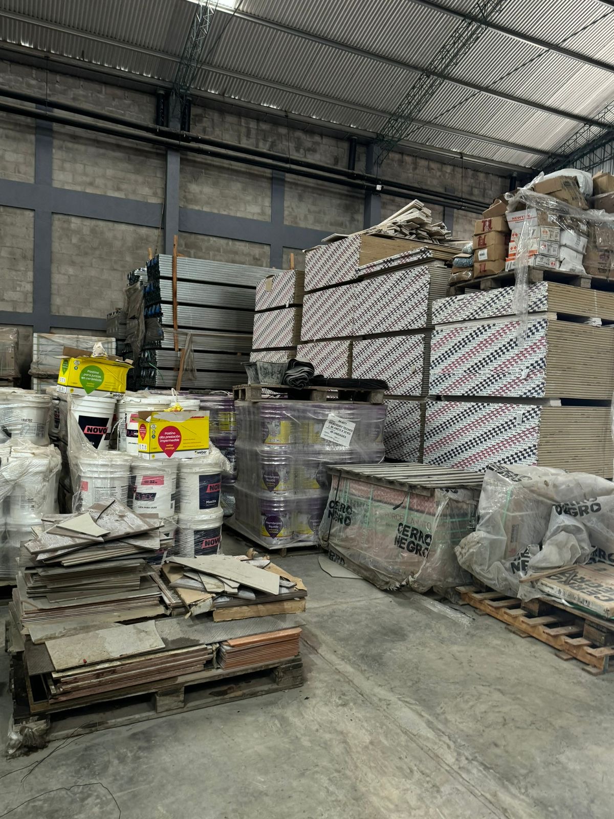 Depósito con materiales de construcción