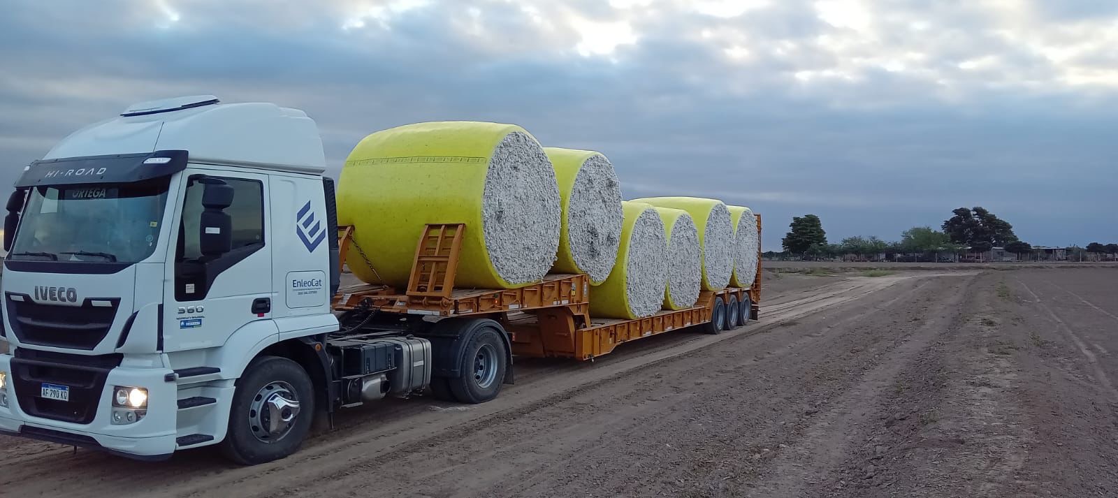 Camión transportando fardos de algodón